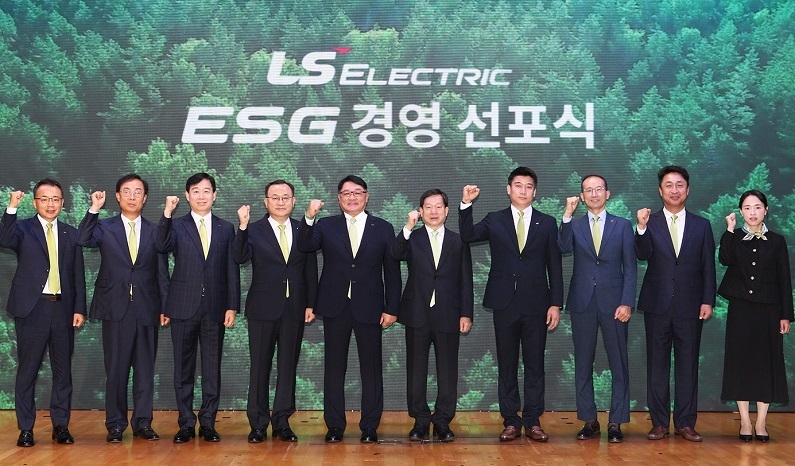 LS일렉트릭은 4일 경기도 안양시 LS타워에서 ‘LS일렉트릭 ESG 경영 선포식’을 개최하고 ‘친환경 에너지 솔루션을 통한 지속가능한 미래’(Sustainable Future with Green Solution)를 ESG 경영 비전으로 제시했다. 사진은 이날 선언식에서 구자균 LS일렉트릭 회장(왼쪽 다섯번째)와 이원창 LS일렉트릭 ESG위원회 위원장(오른쪽 다섯번째), 명노현 ㈜ LS 사장(왼쪽 네번째) 등 참석자들이 ESG 경영 선포 후 기념촬영을 하고 있는 모습 (제공: LS일렉트릭)