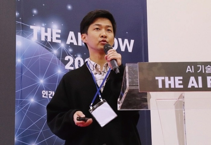 마키나락스 신민석 이사가 ‘AI 가치를 극대화하는 MLOps 활용 전략’에 대해 발표하고 있다.