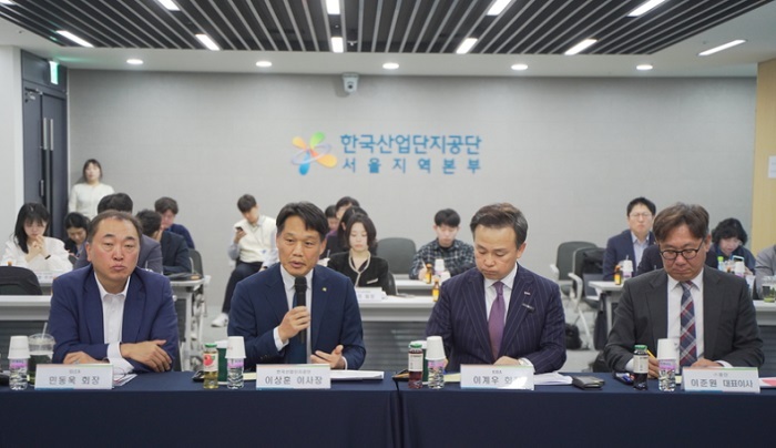 제1회 대한민국 산업단지 수출 박람회' 조직위원회 발족식에 참석한 주요 기관 대표단이 포부를 전했다.