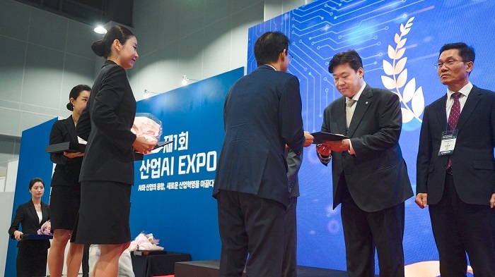 원프레딕트 성민석 부사장이 ‘2025년 산업 디지털 전환 및 인공지능 활용 촉진 유공자 포상’ 수상식에서 수상을 하고 있다. (제공: 원프레딕트)