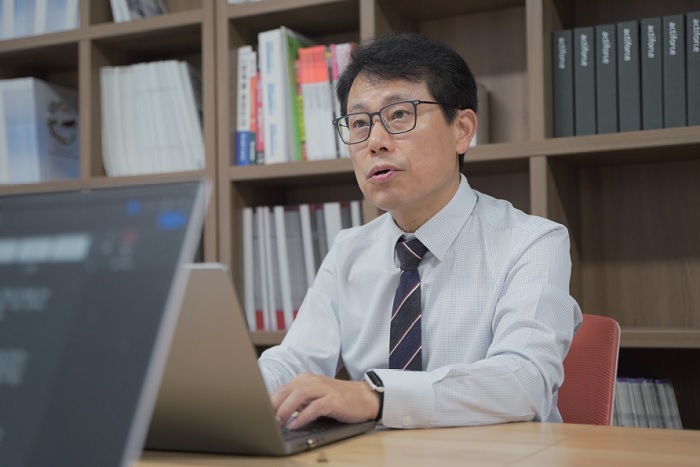 이정기 이에스테크놀러지 대표는 “자사 전기 기반 리프트·실린더 솔루션은 통상 6개 관절로 설계된 6자유도(6DoF) 기반 코봇의 ‘7번째 축’으로 활약하고 있다”며 “기존 코봇이 닿지 못하는 영역까지 움직임의 자유를 확장해, 완전한 지능·무인화를 구현하는 중”이라고 언급했다.
