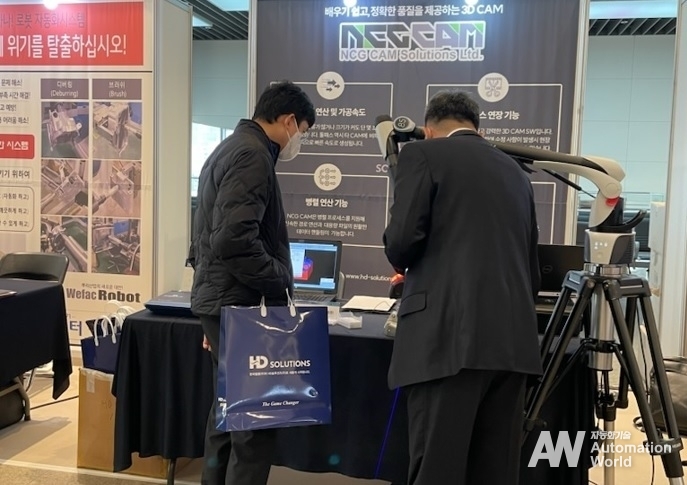한국다이캐스팅학회 '제6회 추계 학술 대회' HD솔루션즈 부스에서 참관객이 측정기에 대한 설명을 듣고 있다. (제공: HD솔루션즈)