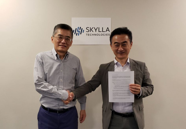 왼쪽부터 리우 성 Skylla Technologies대표와 양부호 모벤시스 CSO가 기념촬영을 하고 있다. (출처: 모벤시스)