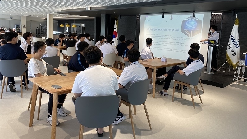 경기항공고등학교 학생들의 방문 견학 모습. (제공: 트윔)
