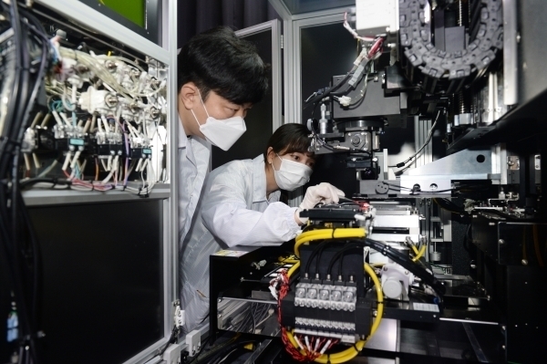  ETRI 연구진이 마이크로 LED 동시 전사·접합 기술을 시연하는 모습 (출처 : ETRI)