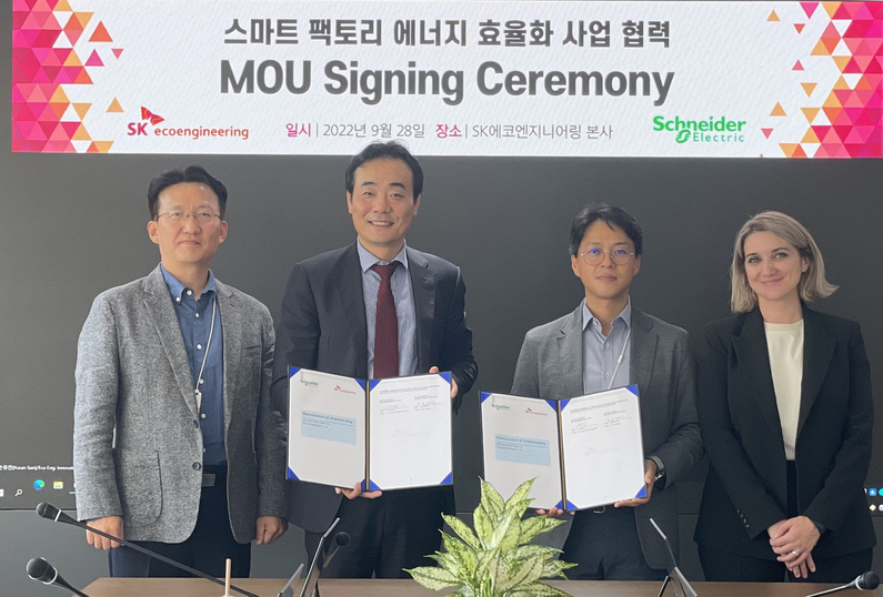 슈나이더 일렉트릭 코리아 김경록 대표가 SK에코엔지니어링 박진용 부사장과 MOU 체결식에서 기념촬영을 하고 있다. (출처 : 슈나이더 일렉트릭 코리아)