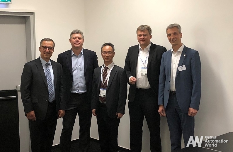 5개 단체의 대표자. (왼쪽부터) ODVA의 Dr. Al Beydoun President and Executive Direct, Avnu Alliance의 Greg Schlechter President, CC-Link협회 Manabu Hamaguchi 사무국장, OPC Foundatio의 Stefan Hoppe President and Executive Director, PROFIBUS&PROFINET International의 Karsten Schneider Chairperson.