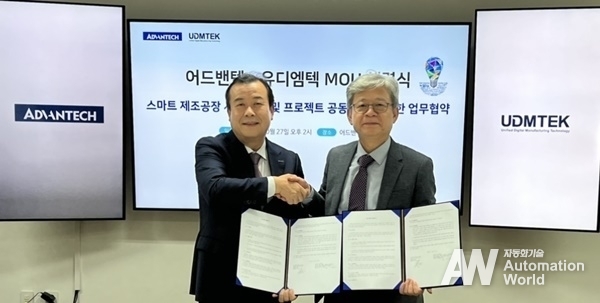 정준교 어드밴텍케이알 대표와 왕지남 유디엠텍 대표가 MOU를 체결하고 기념촬영을 하고 있다. (출처: 어드밴텍케이알)