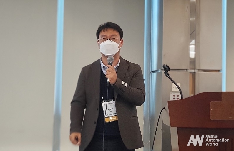 ETRI 기술정책연구본부의 박종현 책임연구원은 “우리나라는 선진국 대비 핵심 기술 경쟁력이 낮다. 특히, 대용량 실감 데이터의 빠른 전송이 가능한 고도화된 무선 통신 네트워크 기술 도입이 미흡한 실정이다”라고 말했다. 그는 이어 “산업현장에서 발생하는 다양한 데이터의 효율적인 활용을 위해서는 표준화 제도가 필요하다”고 강조했다.