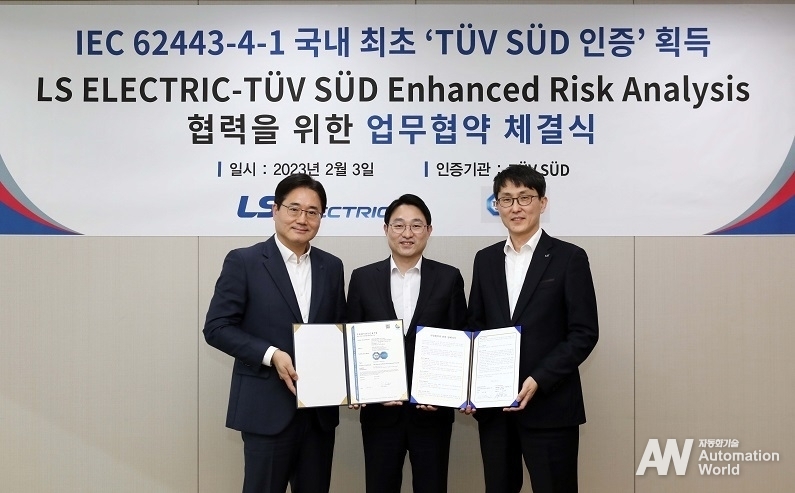 지난 3일, 안양에 위치한 LS일렉트릭 R&D캠퍼스에서 서장철 LS일렉트릭 미래기술연구소 CTO(왼쪽 첫 번째), 서정욱 TUV SUD(티유브이 슈드) 코리아 대표(가운데) 조주현 LS일렉트릭 자동화솔루션연구소 이사(오른쪽 첫 번째)가 인증서를 수여받고 기념촬영을 하고 있는 모습. (제공: LS일렉트릭)