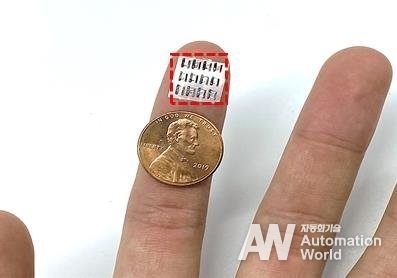 플라스틱 기판 위에 올라간 초소형 3D프린팅 배터리 12개 (출처 : 한국과학기술연구원)