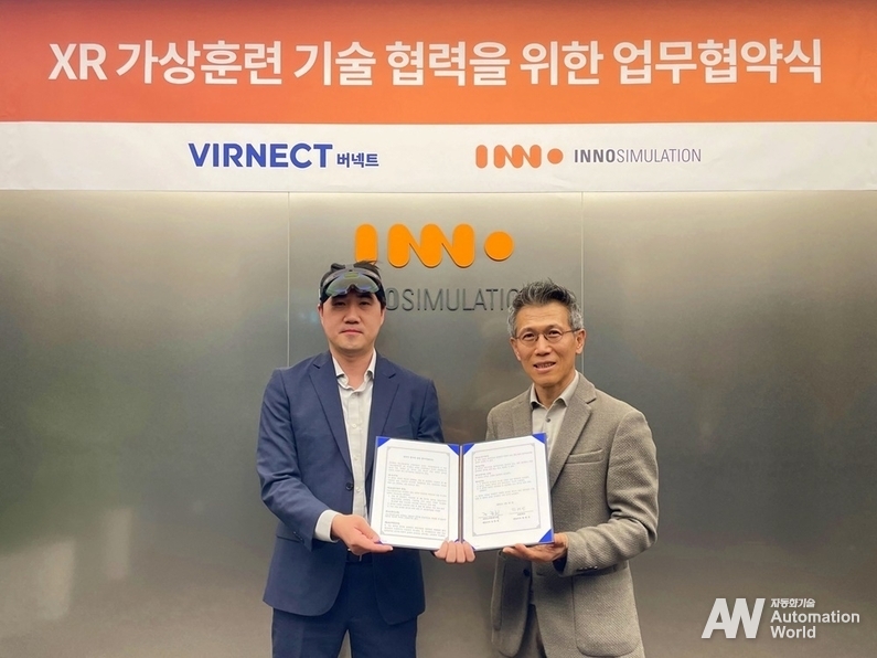 XR 스마트글라스 ‘마이크로소프트 홀로렌즈2’를 착용한 버넥트 하태진 대표와 이노시뮬레이션 조준희 대표 (출처: 버넥트)