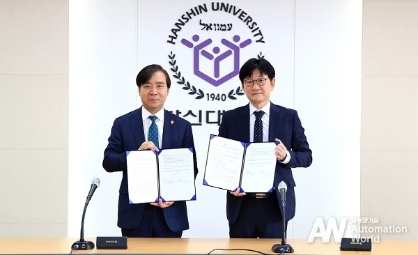 지난 4일, ABB와 한신대학교는 그린캠퍼스 지원사업의 성공적인 운영과 산학 협력 강화를 위해 업무협약 양해각서(MOU)를 체결했다. (왼쪽부터) 한신대학교 강성영 총장과 ABB코리아 이상훈 본부장이 양해각서 체결 후 기념 촬영을 하고 있다. (제공: ABB코리아)