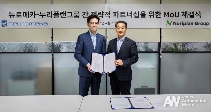 지난 25일 뉴로메카와 누리플랜이 전략적 파트너십을 체결했다. 왼쪽부터 뉴로메카 박종훈 대표와 누리플랜 이형기 대표 (제공: 뉴로메카)