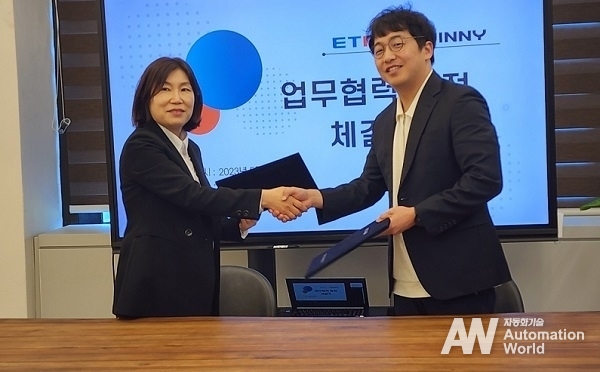 9일 트위니 대전 사옥에서 천홍석 트위니 대표(오른쪽)와 최정단 ETRI 모빌리티로봇연구본부장이 자율주행 기술 고도화를 위해 기술 이전 계약과 함께 사업 협력의향서를 체결한 뒤 기념촬영하고 있다. (제공: 트위니)