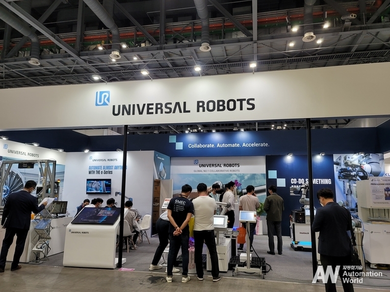 SIMTOS 2022에서 관람객들이 유니버설 로봇 부스를 방문하고 있다. (출처 : 유니버설 로봇 코리아)