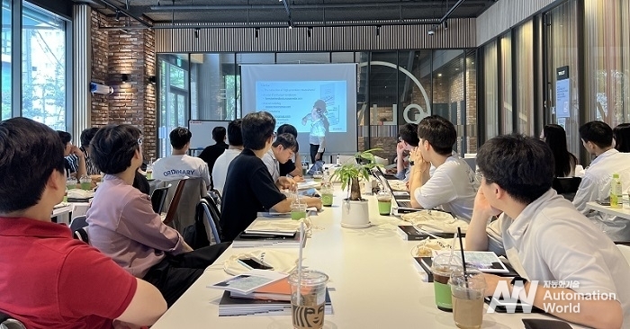 맥슨 글로벌 아카데미의 수석 강사인 Dr. Urs Kafader가 대학 및 연구 기관의 엔지니어들을 대상으로 강의를 진행하고 있다. (제공: 맥슨모터코리아)