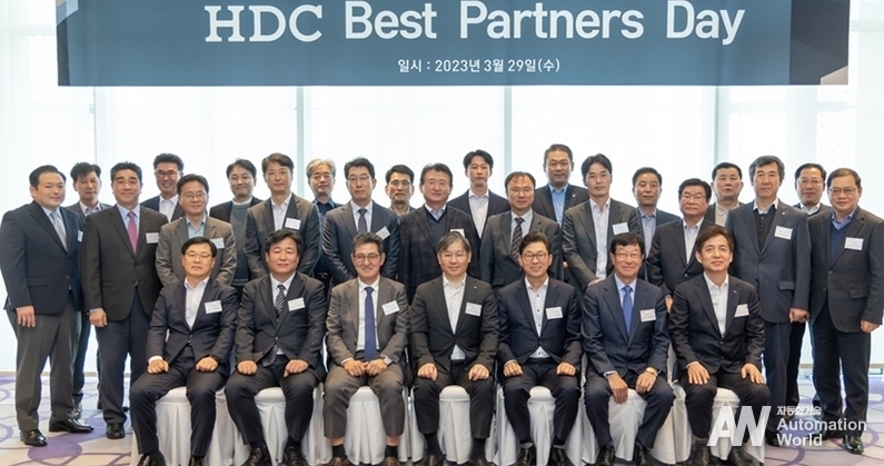 지난 3월 HDC현대산업개발 및 협력사 관계자가 동반성장 및 상생협력을 위한 행사인 '베스트파트너스데이'에서 기념 사진 촬영을 하고 있다. (출처 : HDC현대산업개발)
