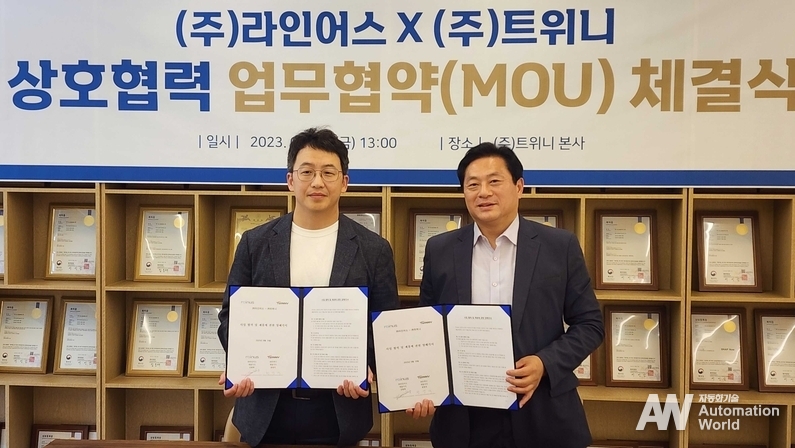천영석 트위니 대표(왼쪽)와 김현학 라인어스 대표 (출처 : 트위니)