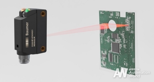 2개의 빔 구조가 있는 PinPoint LED. PinPoint LED는 특히 작은 물체를 감지하는 데 이상적이다.
