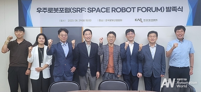 우주로봇 산학연 관계자가 우주로봇포럼 발족식 기념 사진 촬영을 하고 있다. (출처 : 한국로봇산업협회) 