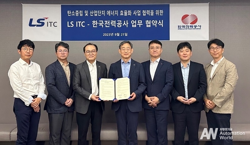 LS일렉트릭은 지난 21일 LS용산타워에서 LS ITC와 한국전력이 ‘탄소중립 및 산업단지 에너지 효율화 사업 협력’에 관한 업무협약을 체결했다고 밝혔다. 사진은 김석민 LS ITC 제조DX사업부장(왼쪽 세 번재)과 김종민 한국전력공사 전력혁신본부 수요전략처장(왼쪽 네 번째) 등 관계자들이 업무협약 체결 후 기념촬영을 하고 있는 모습. (제공: LS일렉트릭)