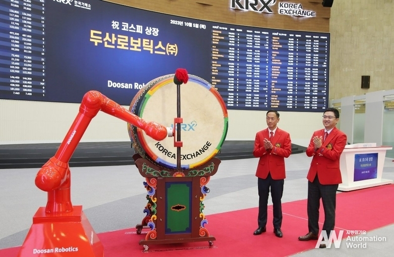서울 여의도 한국거래소에서 열린 두산로보틱스 유가증권시장 상장 기념식에서 두산로보틱스 협동로봇 H시리즈가 대형 북을 치고 있다. (출처: 두산로보틱스)