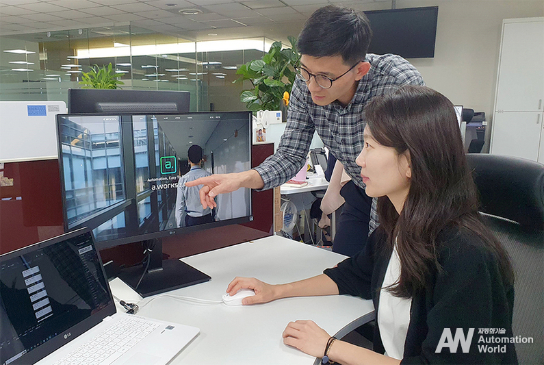 포스코DX 직원들이 자사 RPA솔루션인 A.WORKS를 적용해 업무를 자동으로 처리한 결과를 살펴보고 있다. (출처: 포스코DX)
