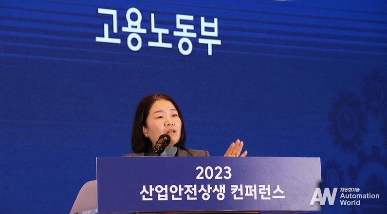 박희준 고용노동부 산업안전보건정책과장이 정부의 산업안전보건 정책 로드맵을 발표하고 있다. (출처 : 헬로티) 