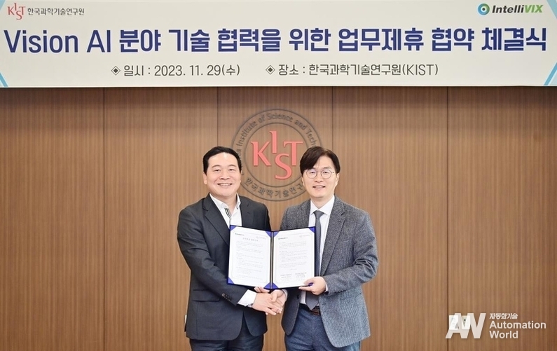 업무협약(MOU) 행사에서 기념 촬영 중인 최은수 인텔리빅스 대표이사(좌)와 김익재 KIST AI.로봇 연구 소장(우) (출처 : 인텔리빅스)