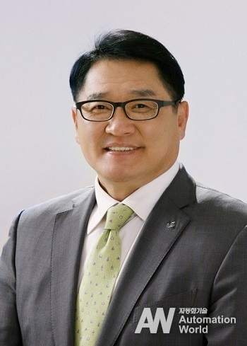 LS일렉트릭이 5일 서울 삼성동 코엑스에서 열린 한국무역협회 주관 제 60회 무역의 날 행사에서 ‘7억불 수출탑’을 수상했다. 사진은 구자균 LS일렉트릭 회장.