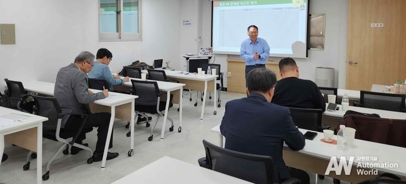 진서에프티와 포윈 관계자가 참석한 가운데 IN 디지털 제조 전환 프로그램이 진행 중이다. (출처 : 스마트제조혁신협회)