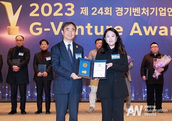 우수 벤처기업 도지사 표창을 수상하고 있는 클로봇 이건영 매니저 (제공=클로봇)