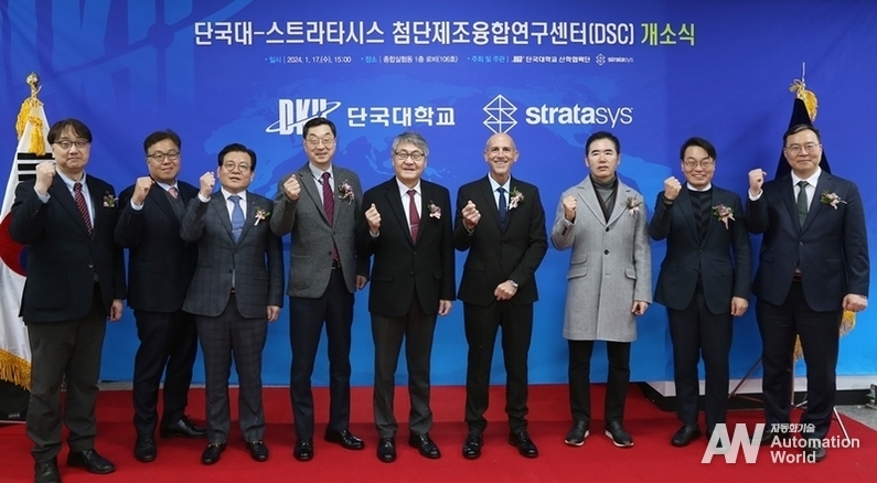(왼쪽부터) 단국대학교 임성한 단장, 단국대학교 조완제 산학협력단장, 단국대학교 조완제 부총장, 단국대학교 김오영 부총장, 단국대학교 안순철 총장, 시니사 니콜릭(Sinisa Nikolic) 스트라타시스 아시아태평양(APAC) 대표, TPC 메카트로닉스 엄재윤 부회장, 코넥(주)이광표 부회장, 스트라타시스 코리아 문종윤 한국지사장
