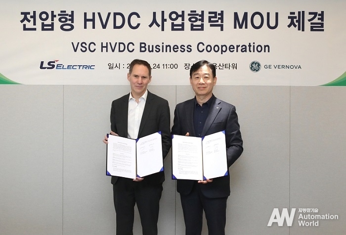 LS일렉트릭은 24일 LS용산타워에서 GE 베르노바와 전압형 초고압직류송전(HVDC) 글로벌 사업 협력을 위한 업무협약(MOU)를 체결했다. 사진은 요한 빈델레 GE 베르노바 Grid Solutions GSI CEO(왼쪽)와 오재석 LS일렉트릭 전력CIC COO(최고운영책임자) 사장이 업무협약 체결 후 기념촬영을 하고 있는 모습. (제공: LS일렉트릭)