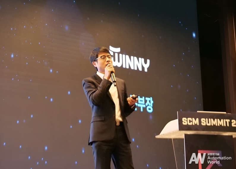 트위니 로봇사업본부 김재성 본부장이 SCM SUMMIT 2024에서 트위니의 자율주행 로봇 솔루션을 소개했다. 
