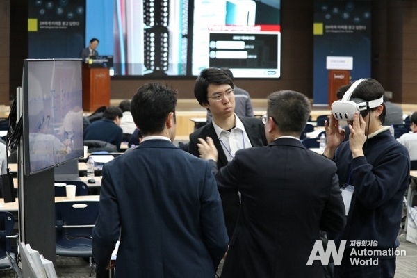 세미나에 참석한 한 고객이 플랜트 내 VR 데모 체험을 하고 있다. (제공: 한국요꼬가와전기)