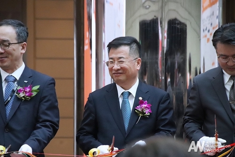 강 제1차관이 테이프 커팅식에서 환하게 웃고 있다. (출처 : 헬로티)
