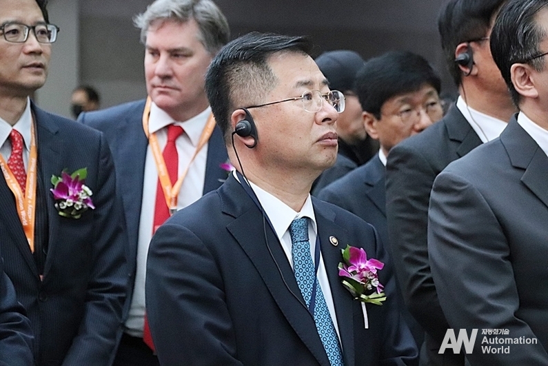 2024 스마트공장•자동화산업전 관계자가 설명하는 전시회 개요를 경청하는 강경성 제1차관 (출처 : 헬로티)