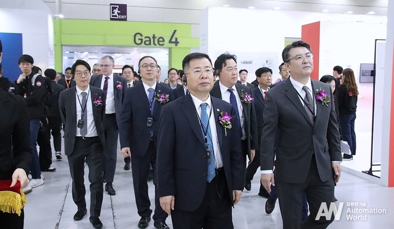 2024 스마트공장•자동화산업전 개막식이 진행된 이달 27일 전시회 주요 내빈이 전시장에 입장하고 있다.