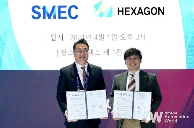 성브라이언 헥사곤 매뉴팩처링 인텔리전스 코리아 사장(오른쪽)과 최영섭 스맥 대표이사가 ‘SIMTOS 2024’의 스맥 부스에서 스마트 제조 기술 개발을 위한 MOU를 체결했다. (출처 : 헥사곤)