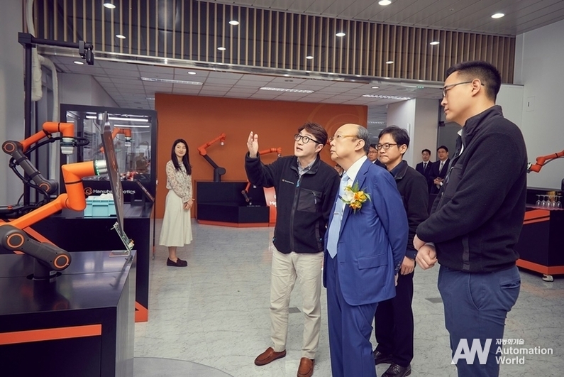 김승연 회장이 한화로보틱스 관계자에게 자사 로봇 기술에 대한 설명을 청취 중이다. (출처 : 한화로보틱스)