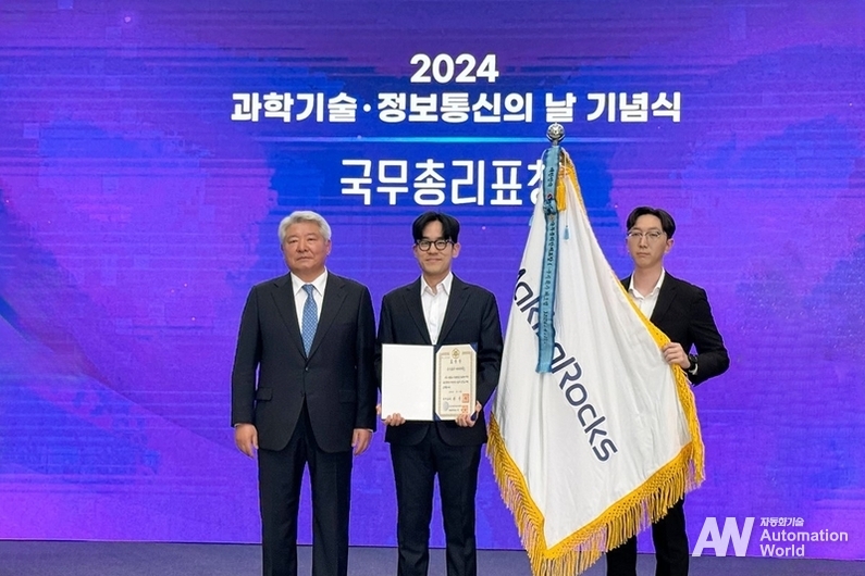 윤성호 마키나락스 대표(가운데)가 국무총리 표창을 수상하고 있다. (출처 : 마키나락스)