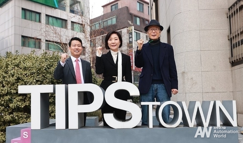 오영주 중소벤처기업부 장관(가운데)이 지난 3월 창업지원시설 팁스타운을 방문해 관계자들과 기념 촬영을 하고 있다. (출처 : 중소벤처기업부)