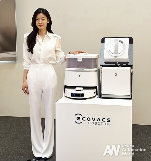 에코백스의 브랜드 앰배서더로 발탁된 배우 전지현이 디봇 T30 프로 옴니(좌)와 윈봇 W2 옴니(우)와 함께 기념촬영 중이다. 