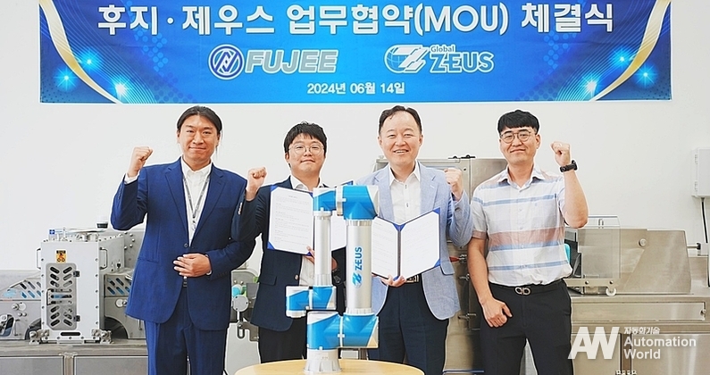 양사 관계자가 지난 14일 열린 육가공 로봇 개발 업무협약식에서 협력 의지를 다지고 있다. (출처 : 제우스)