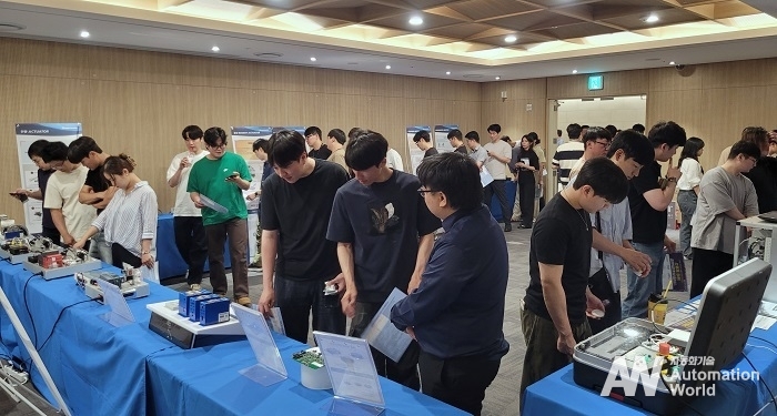 ‘2024 세미나페어’ 데모기 체험 공간을 구경하는 참가자들의 모습 (제공: 인아그룹)