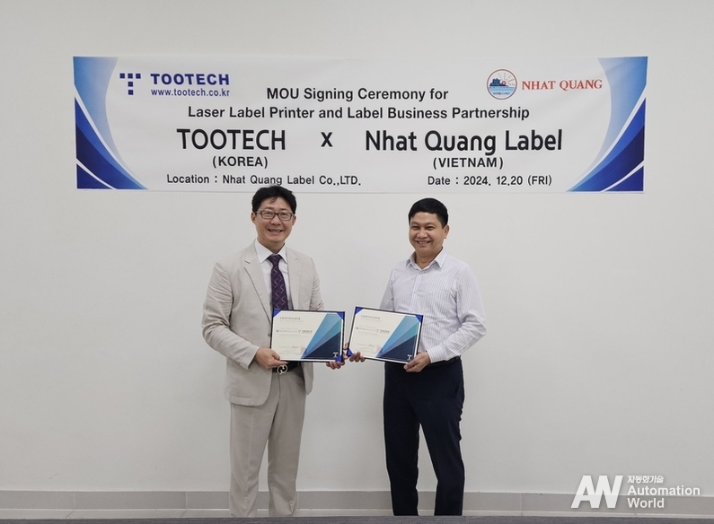 남의조 투테크 대표(좌)와 응웬 쑤언 꾸앙(Nguyễn Xuân Quang) Nhat Quang Label 대표이사(우)가 양사 협력을 다짐하고 있다. (출처 : 투테크)