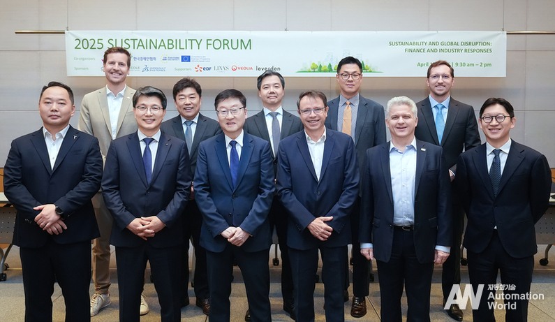 지난 17일 서울 여의도 FKI 타워 컨퍼런스센터에서 열린 '2025 SUSTAINABILITY FORUM' 참여 기관 관계자가 한데 모여 지속 가능한 디지털 로드맵을 강조했다. (출처 : 다쏘시스템)