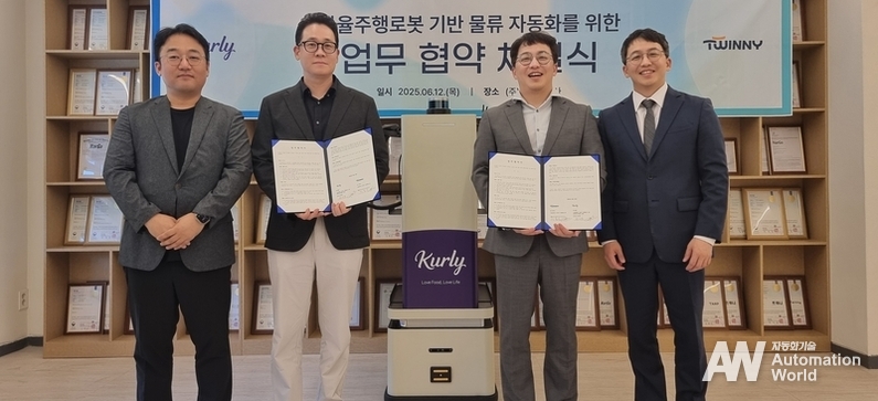 권지훈 컬리 본부장(왼쪽에서 두 번째)과 천홍석·천영석 트위니 대표(왼쪽에서 세·네 번째)가 국내 물류 혁신을 위한 의지를 다졌다. (출처 : 트위니)